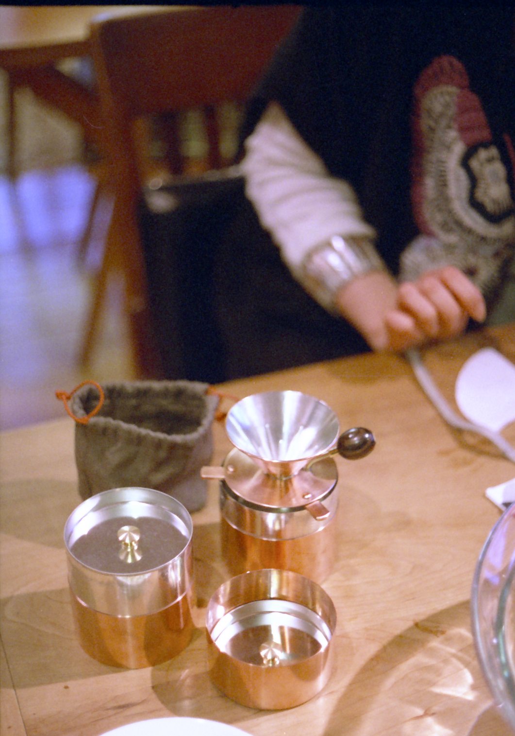 テーブルに並んだ銅のポットとコーヒー道具のフィルム写真