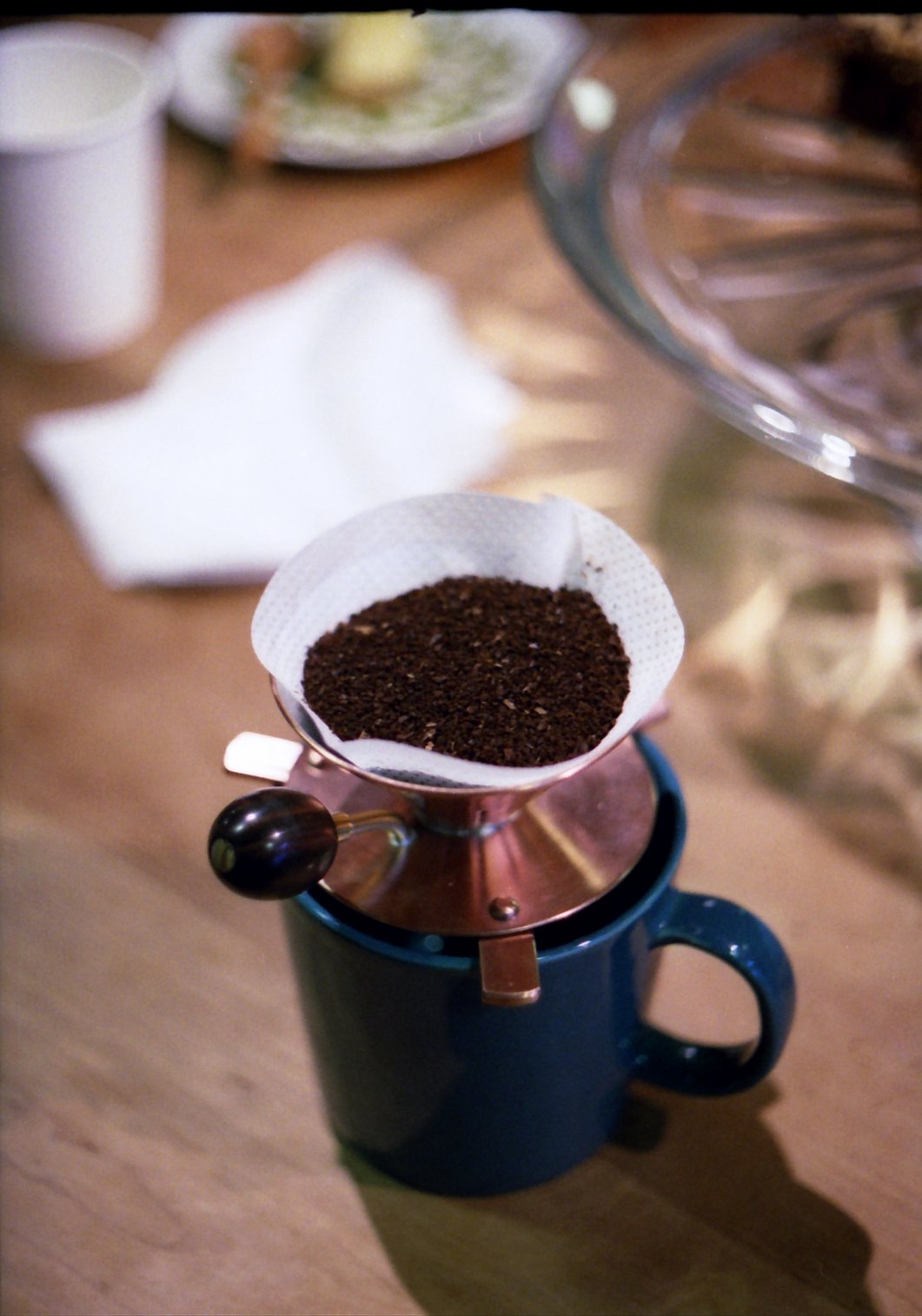 ペーパーフィルターの中の挽きたてのコーヒー粉のフィルム写真