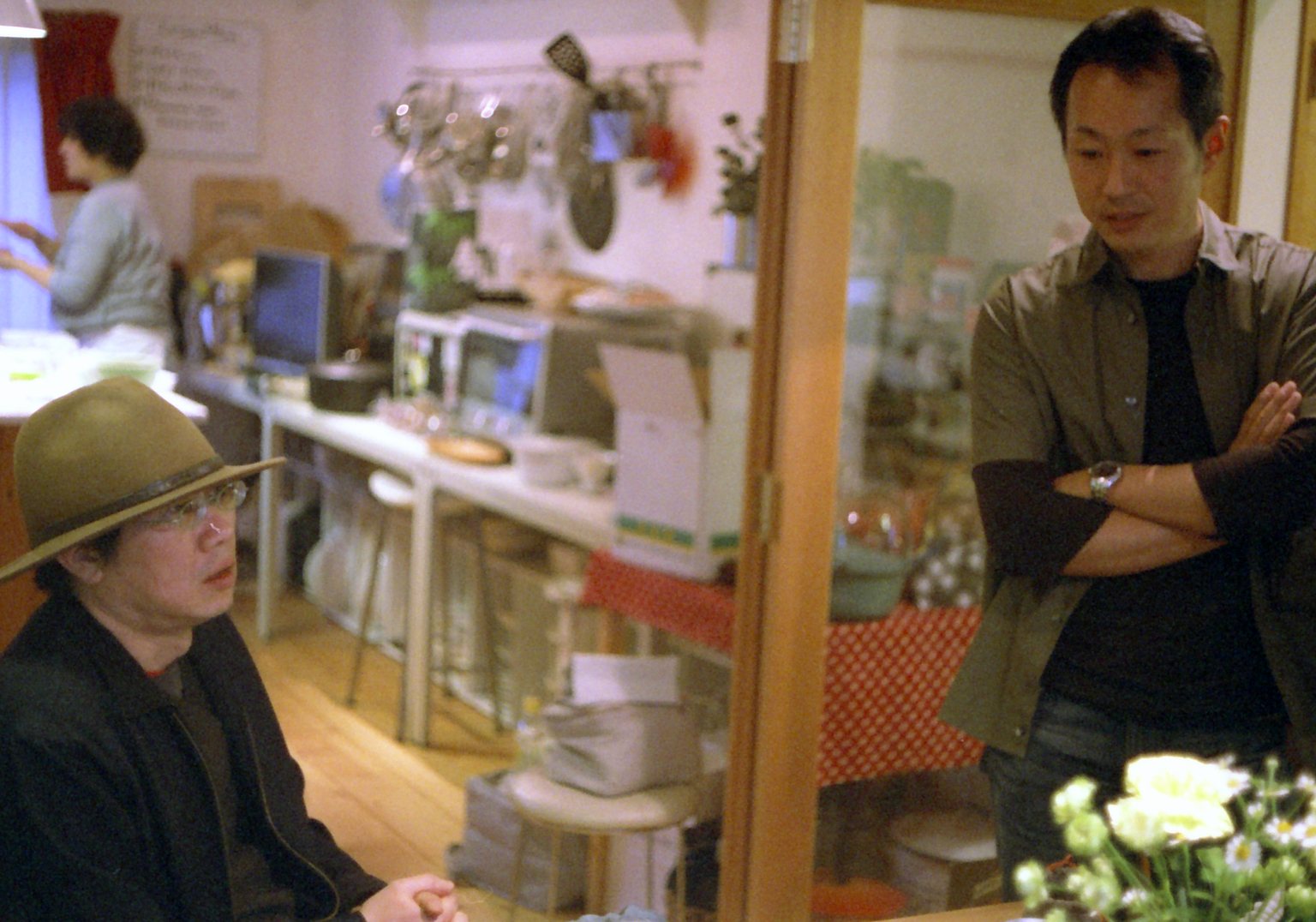 会場で談笑するワニさんたちのフィルム写真