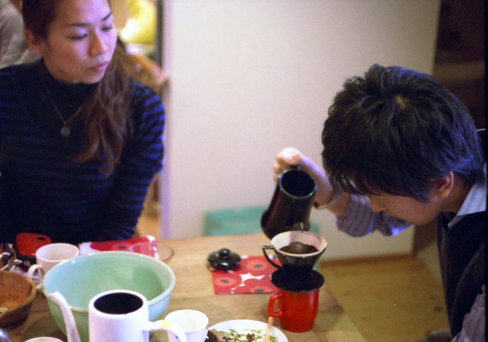 参加者がコーヒーを淹れる様子のフィルム写真