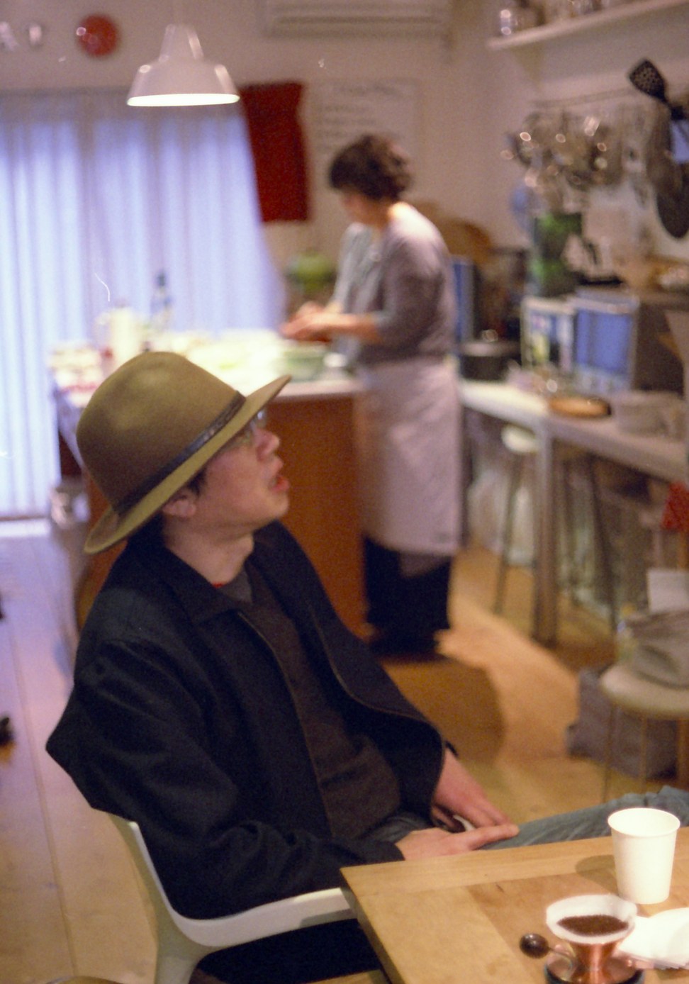 リビングに座るワニさんと奥のキッチンのフィルム写真