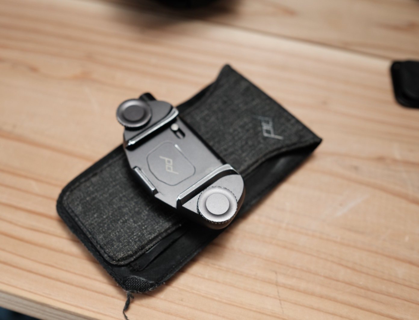 Peak Design のカメラホルスター Capture v3。ベルトに付けて、カメラを1台固定する