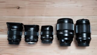 机に並べた FUJIFILM XF の単焦点レンズ5本。左から16mm、23mm、35mm、50mm、90mm