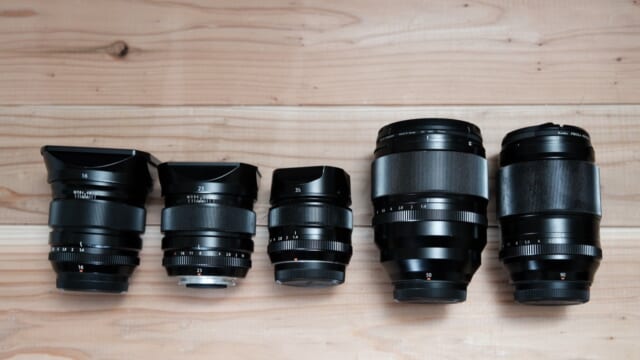 机に並べた FUJIFILM XF の単焦点レンズ5本。左から16mm、23mm、35mm、50mm、90mm
