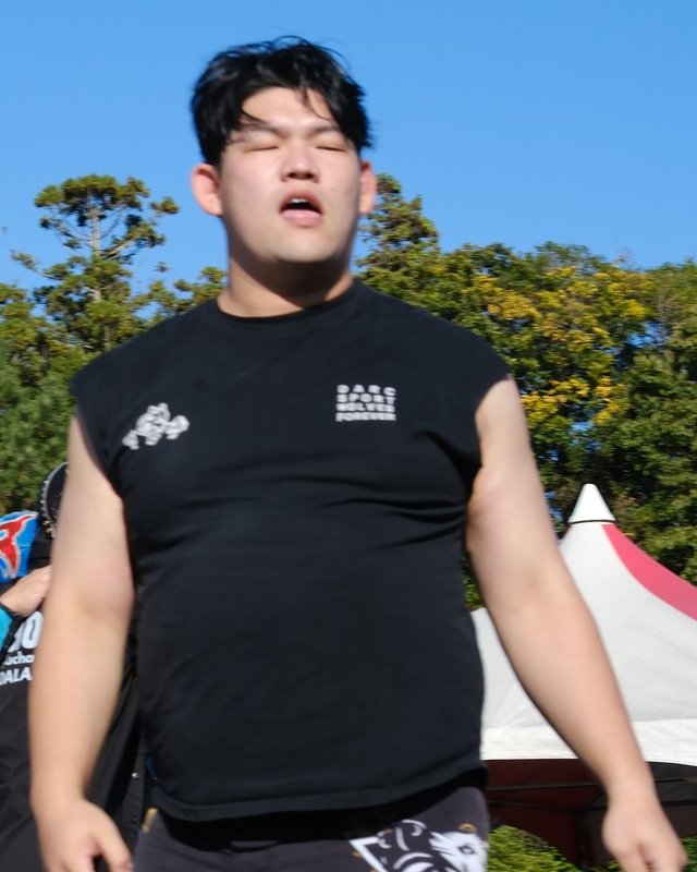 MITSUYA選手。黒い袖なしのシャツで、リングへ向かう