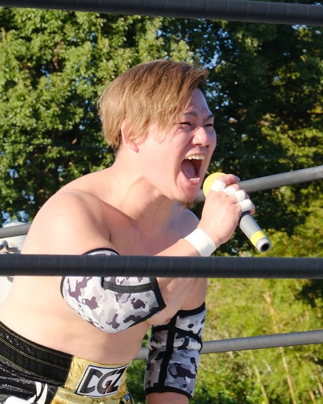 駿之介選手。マイクを持って叫ぶ