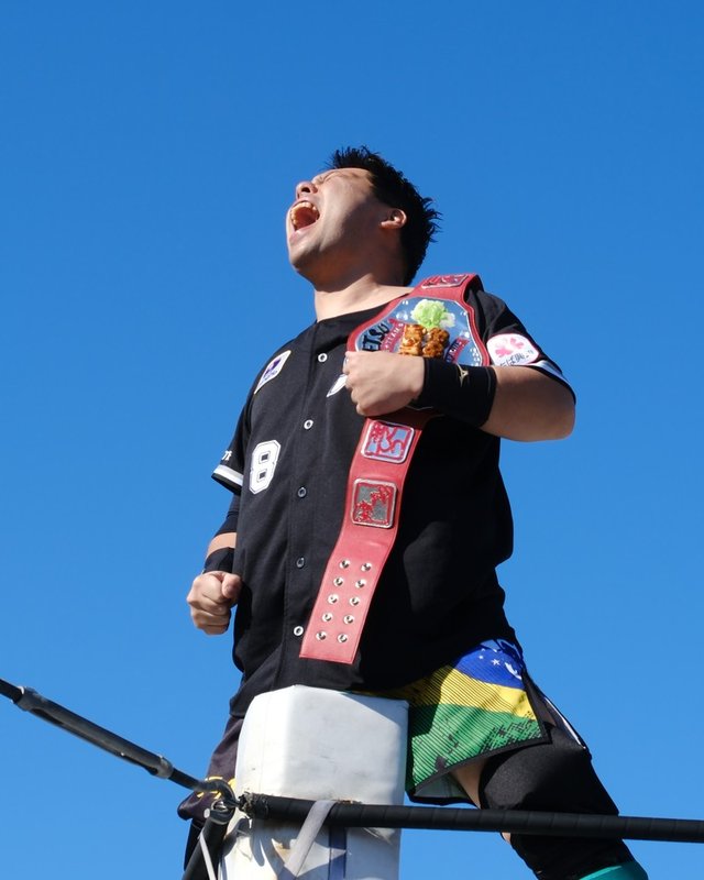 スラッガー中村選手。コーナーの上で、ベルトを肩にかけて叫ぶ