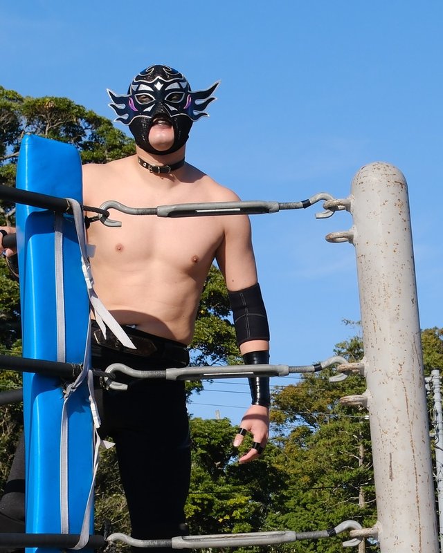 トゥルエノ・ゲレーロ選手。黒いマスクで、コーナーのロープの上に立つ