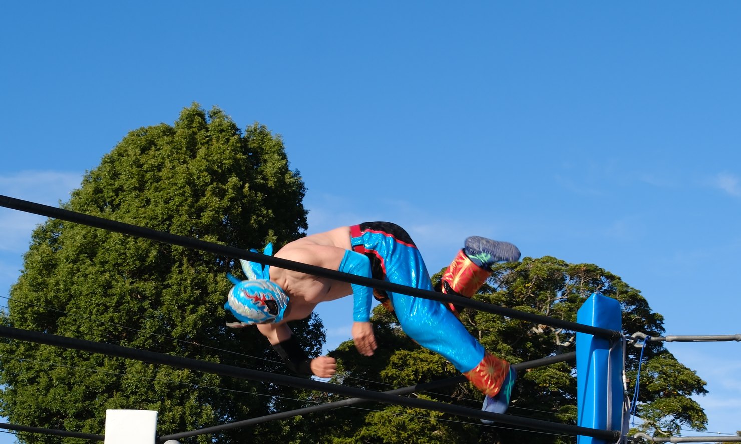 水色のマスクのスサノオKID選手が、ロープの上を飛ぶ