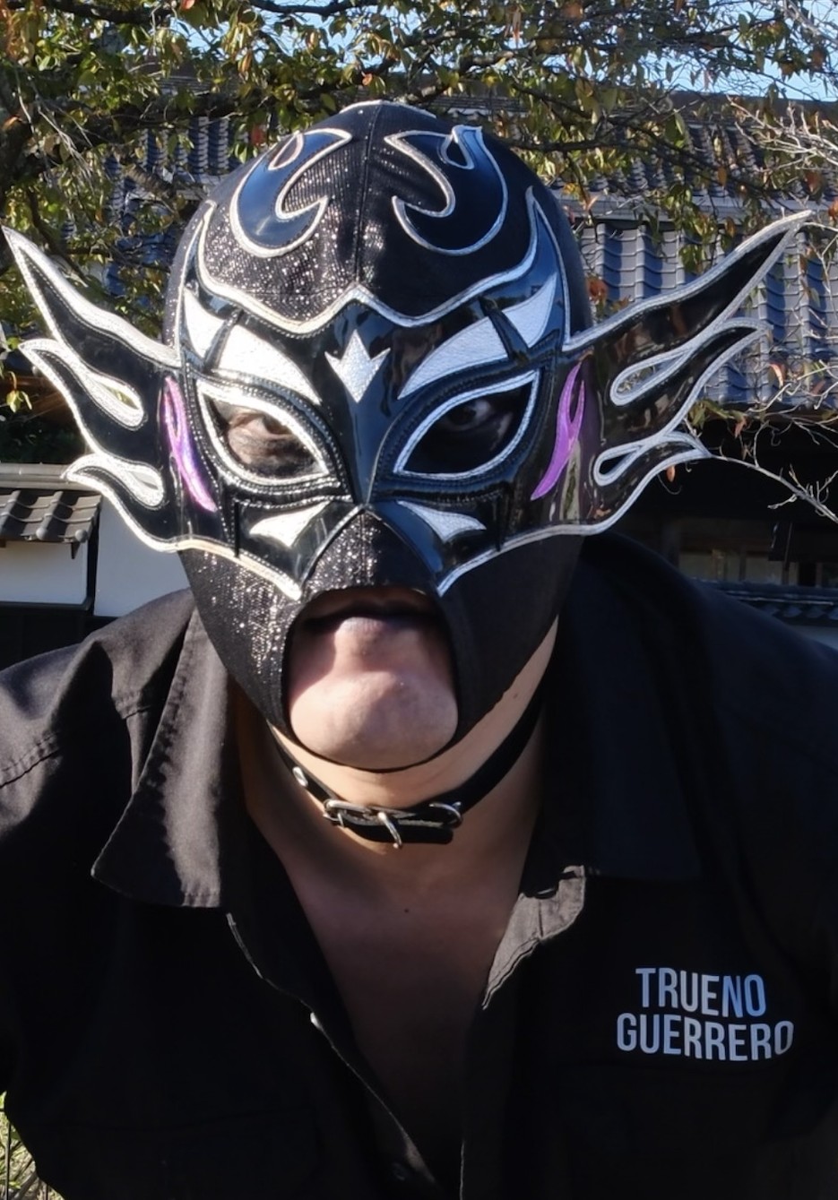 販売会で、黒いマスクのトゥルエノ・ゲレーロさん。マスクの目のまわりにもメイク。胸に「TRUENO GUERRERO」の文字