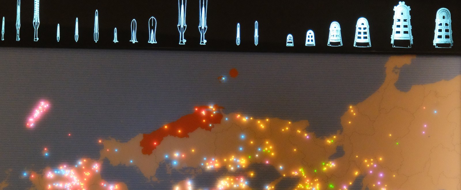 青銅器の出土分布を光で示した西日本の地図。出雲のあたりに、赤い光が集まっている