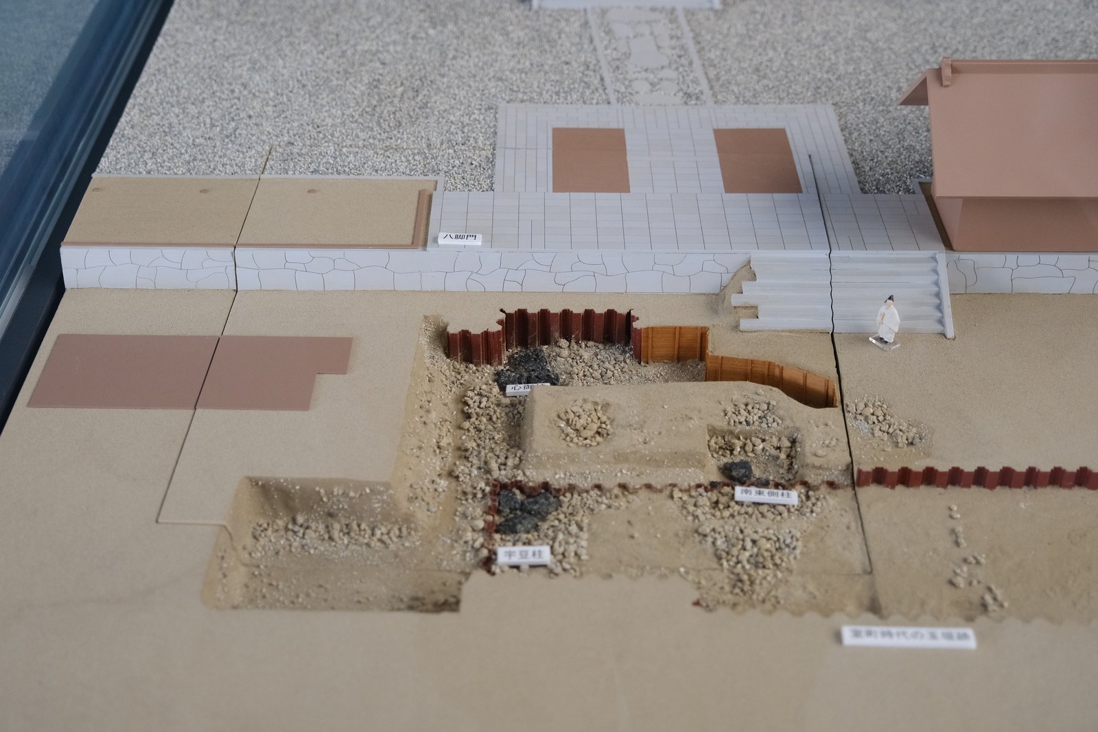 古代出雲歴史博物館の模型。出雲大社の八足門の前で、宇豆柱・心御柱・南東側柱が見つかった場所