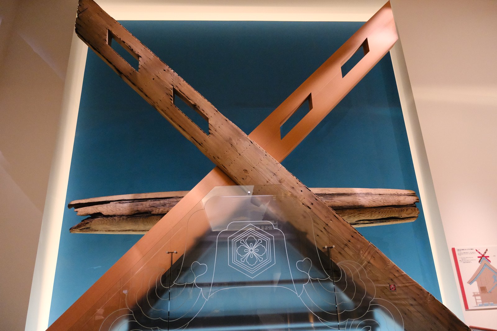 宇豆柱の展示。三本の巨木を束ねた柱の実物を、青い照明の中で見上げる