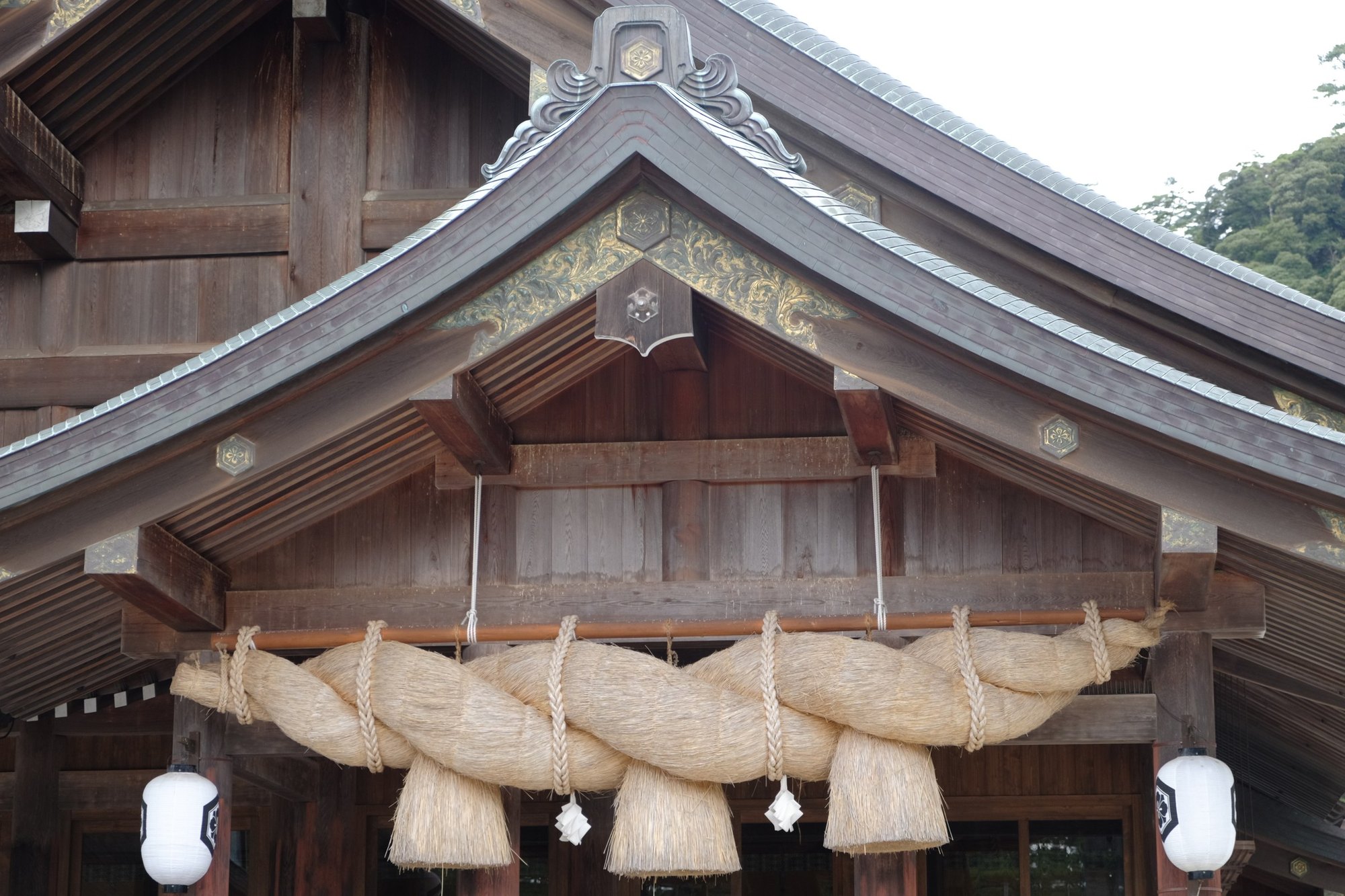 2015年10月の出雲大社の拝殿。前のしめ縄が掛かっている