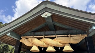 2026年9月の出雲大社の神楽殿と、架け替えられた新しい大しめ縄