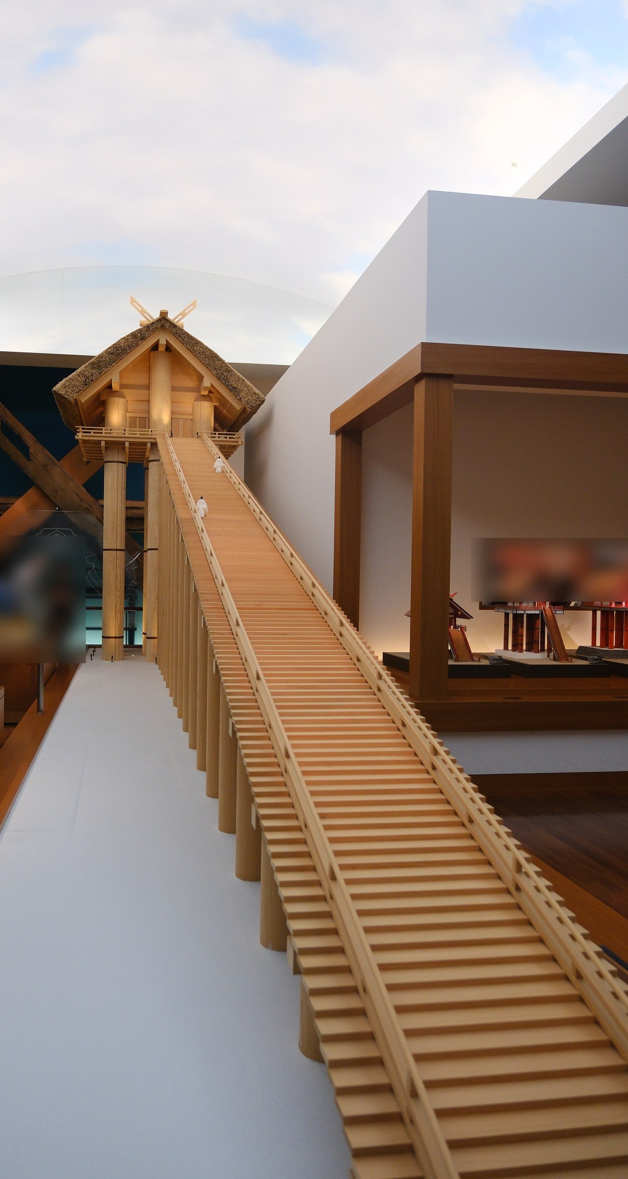 古代出雲歴史博物館の、平安時代の出雲大社本殿の10分の1模型。長い階段の先に高い社がある